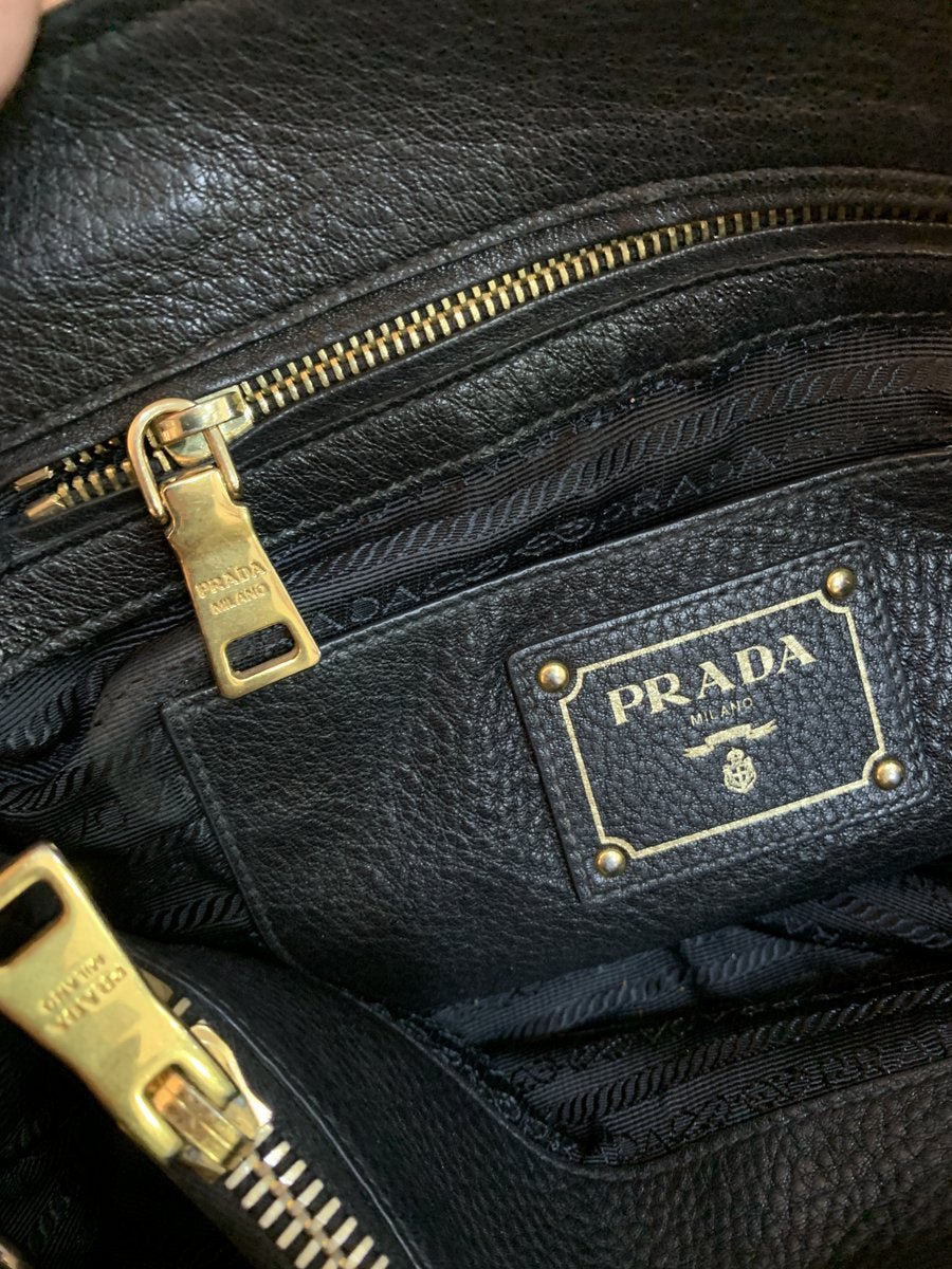 Prada Borsa a mano con tracolla in pelle colore nera - AgeVintage